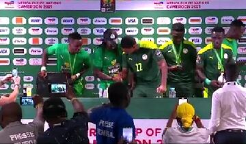 ویدیو| غافلگیری مربی قهرمان در نشست خبری!