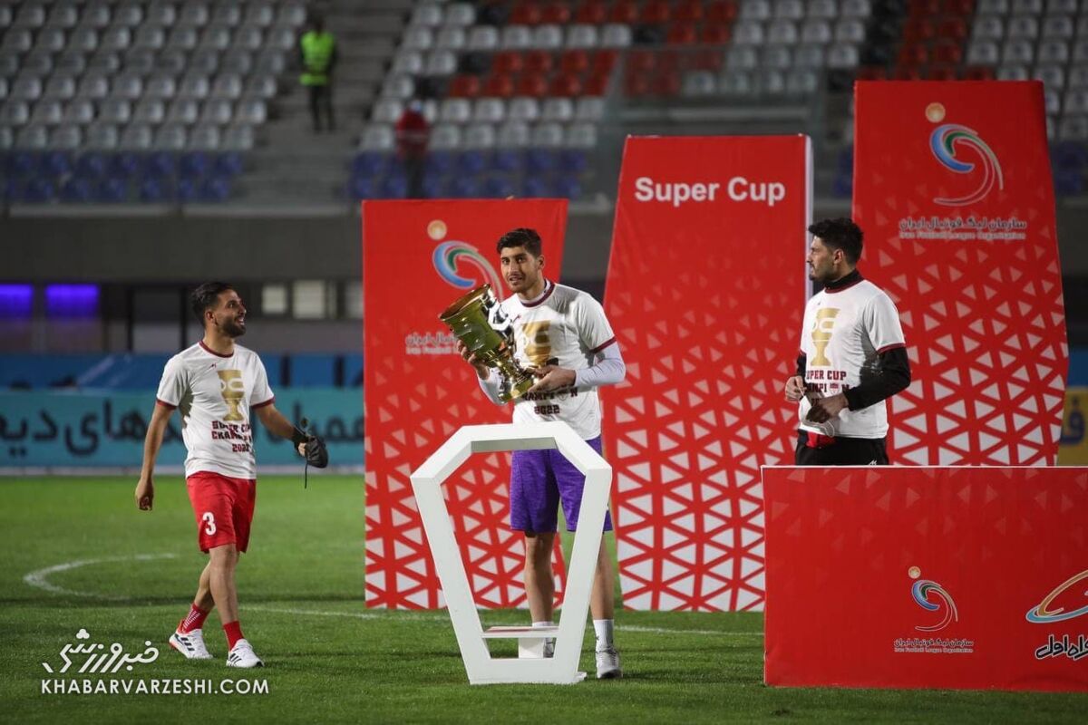 یادگاری سنگربان فولاد از کاپیتان پرسپولیس 