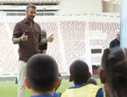 ویدیو| فوتبال بازی کردن دیوید بکام با کودکان قطری