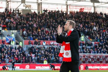 عکس| استقبال گرم از کریستین اریکسن بعد از بازگشت به میدان، ۷ ماه پس از ایست قلبی