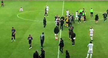 ویدیو| درگیری بازیکنان گل گهر و نساجی در پایان بازی