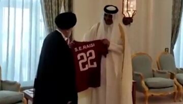 ویدیو| اهدای پیراهن تیم ملی قطر به رئیسی از سوی امیر قطر
