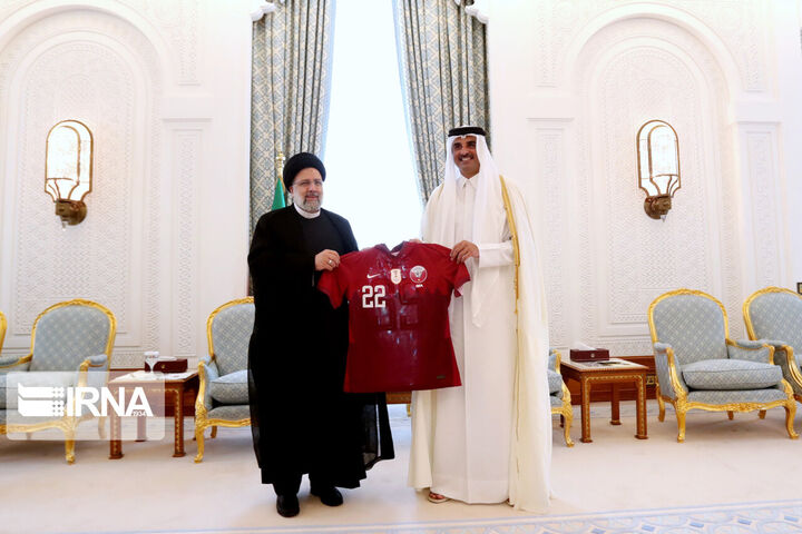 عکس| بازتاب اهدای پیراهن تیم ملی قطر به رئیسی