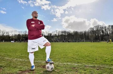 تصاویر خاص و جالب از حضور اسطوره فوتبال در لیگی عجیب