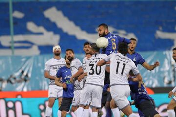 استقلال برنده جدال بیرون زمین بود/ حردانی با قدرت زکی‌پور را از کار انداخت/ یامگا جور ژستد را می‌کشد/ دعواهای لب خط تمرکز سیرجانی‌ها را بهم ریخت