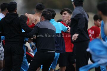 تصاویری که ای کاش در فوتبال ایران نمی‌دیدیم/ مشت و لگد در زمین فوتبال به سبک فیلم‌های اکشن!