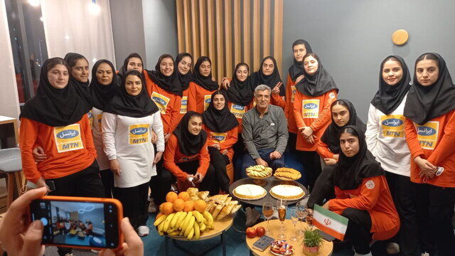 تصویر جالب لحظه سال تحویل دختران هندبال ایران در قزاقستان