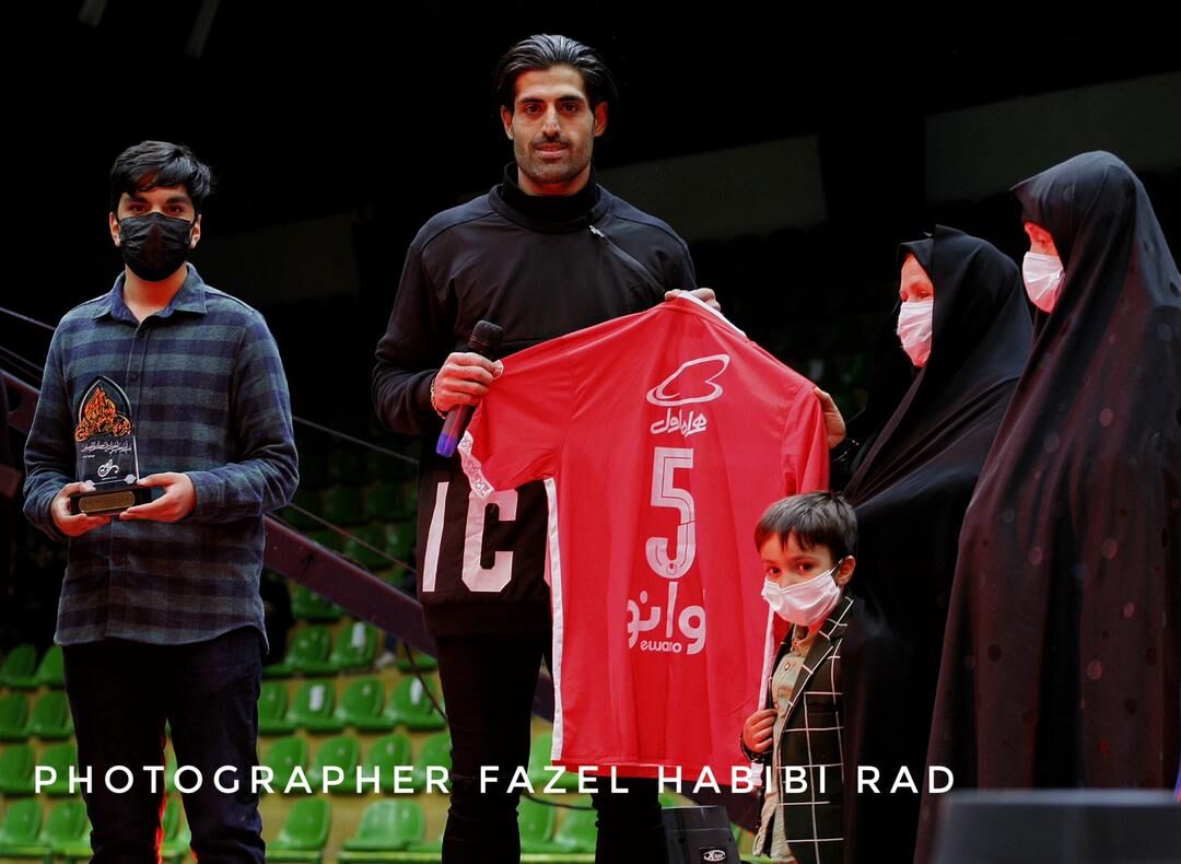 عکس| تقدیم پیراهن پرسپولیس به مادر شهید