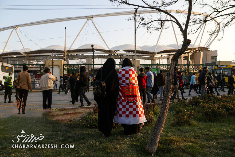 چرا زنان پشت در ورزشگاه مشهد ماندند؟