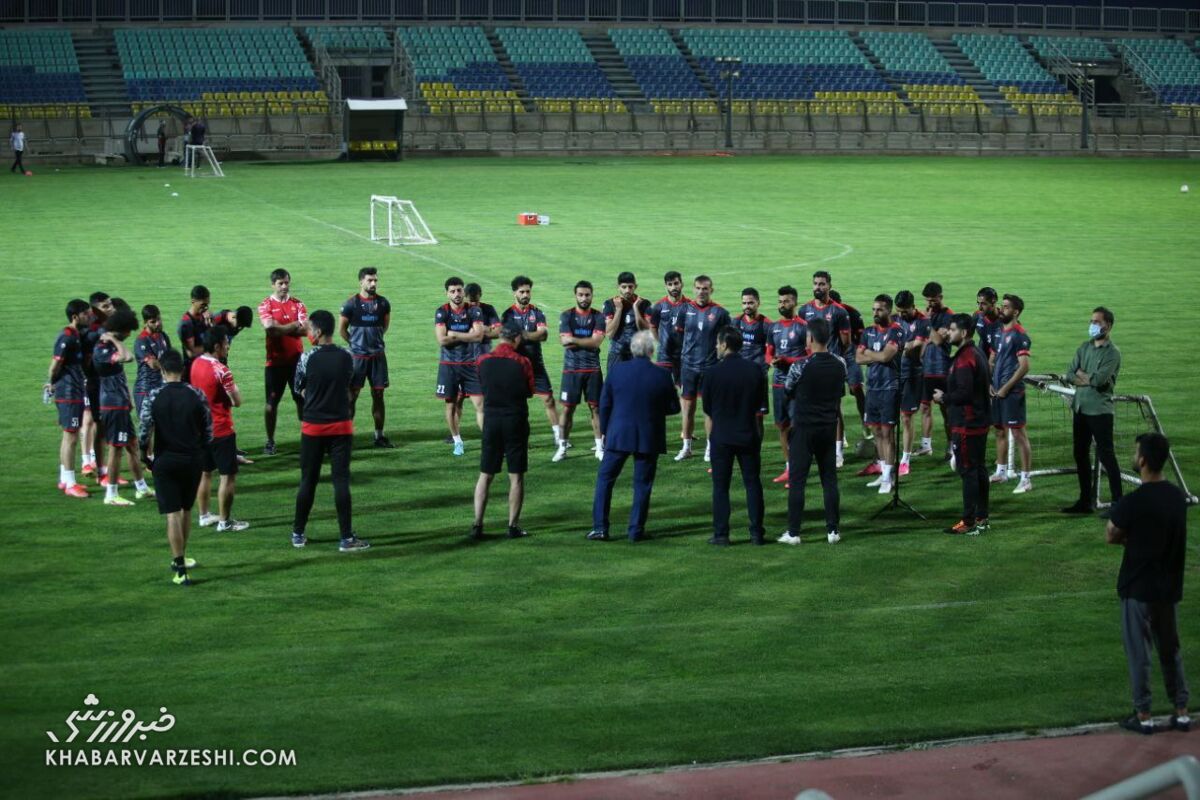 جلسه فنی گل‌محمدی با بازیکنان پرسپولیس پیش از بازی با آلومینیوم/ یحیی حریف پرسپولیس را آنالیز کرد