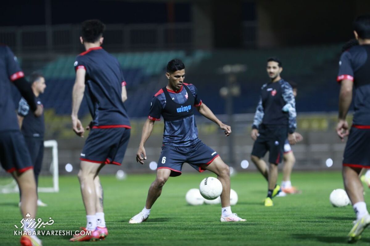 عکس| تمرین شبانگاهی پرسپولیس با حضور یک مهمان ویژه