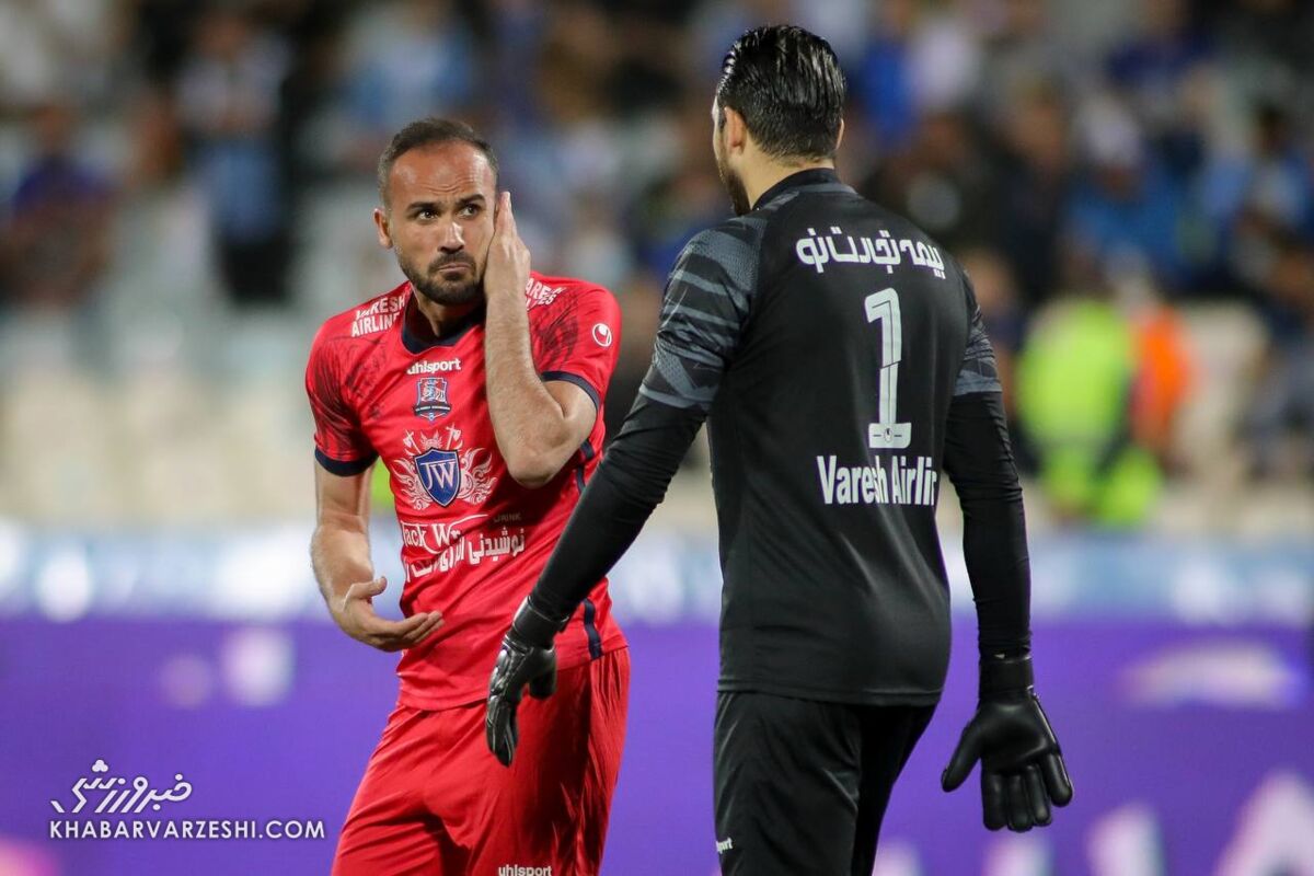 اسلامی: اگر لباس‌مان آبی بود داور پنالتی می‌گرفت/ واقعاً از قصد خودم را نمی‌انداختم