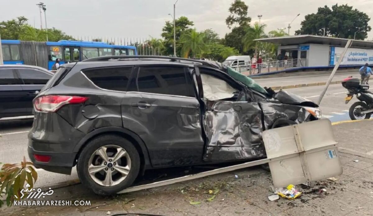 تصادف شدید و دلخراش ستاره فوتبال/ برخورد با اتوبوس بعد از گذر از چراغ قرمز/ تصویر خودروی له‌شده را ببینید