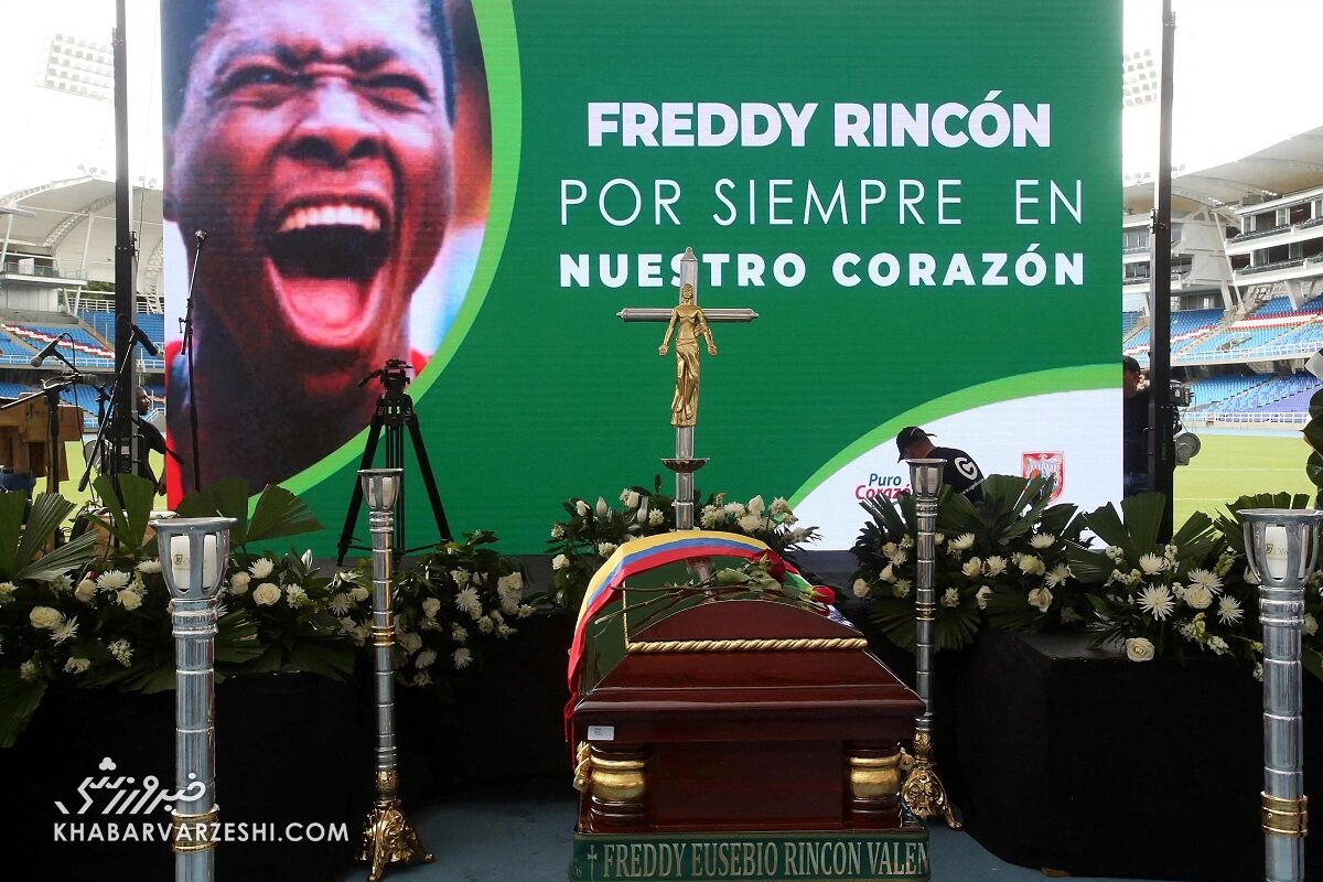 تصاویری احساسی از تشییع جنازه یک اسطوره/ بزرگان فوتبال در ورزشگاه زادگاهش گردهم آمدند