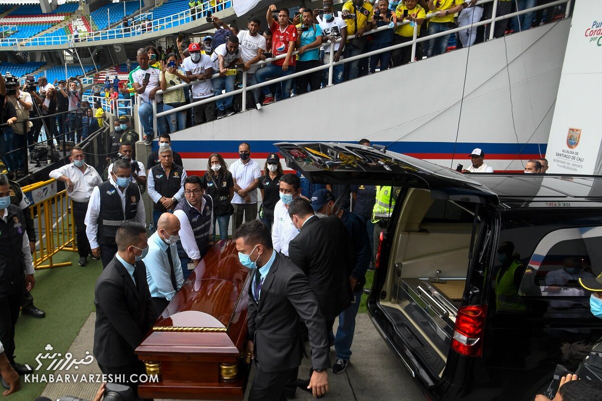 تصاویری احساسی از تشییع جنازه یک اسطوره/ بزرگان فوتبال در ورزشگاه زادگاهش گردهم آمدند
