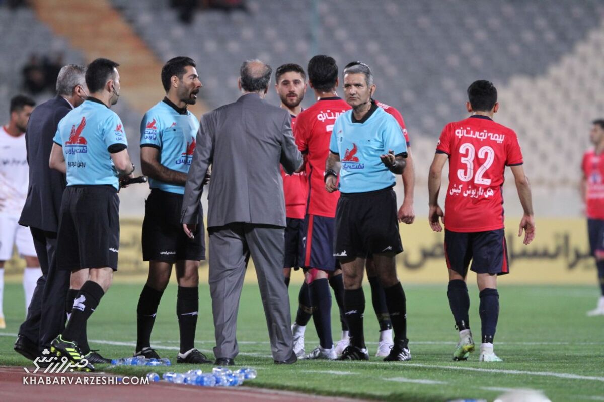 تداوم درگیری‌ها در حاشیه بازی نساجی و مس کرمان/ نیروی انتظامی وارد عمل شد