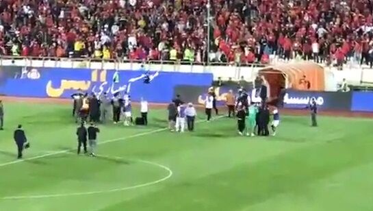 ویدیو| درگیری بین نیمکت دو تیم مس کرمان و نساجی پس از سوت داور
