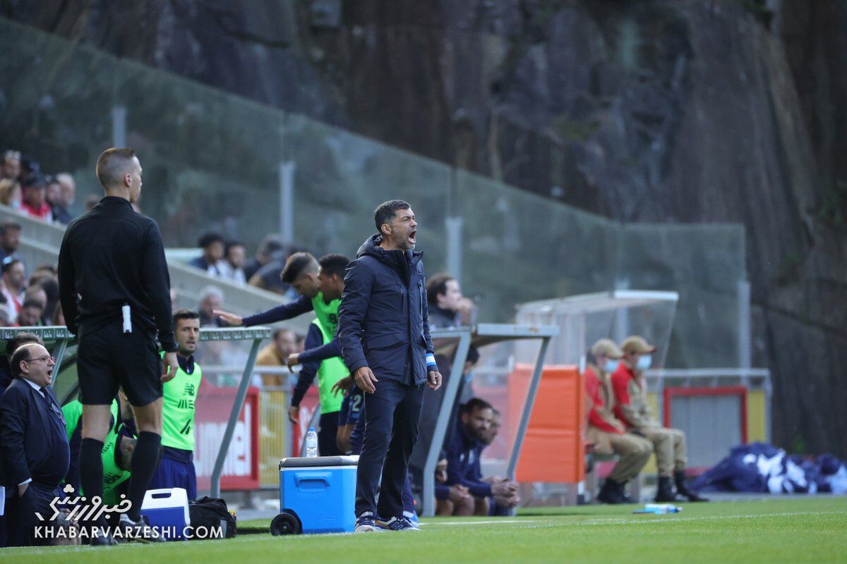 تصاویر | اقدام دور از شان سرمربی پورتو بعد از شکست در بازی جنجالی/ سر کار گذاشتن داور بازی با حرکت تمسخرآمیز