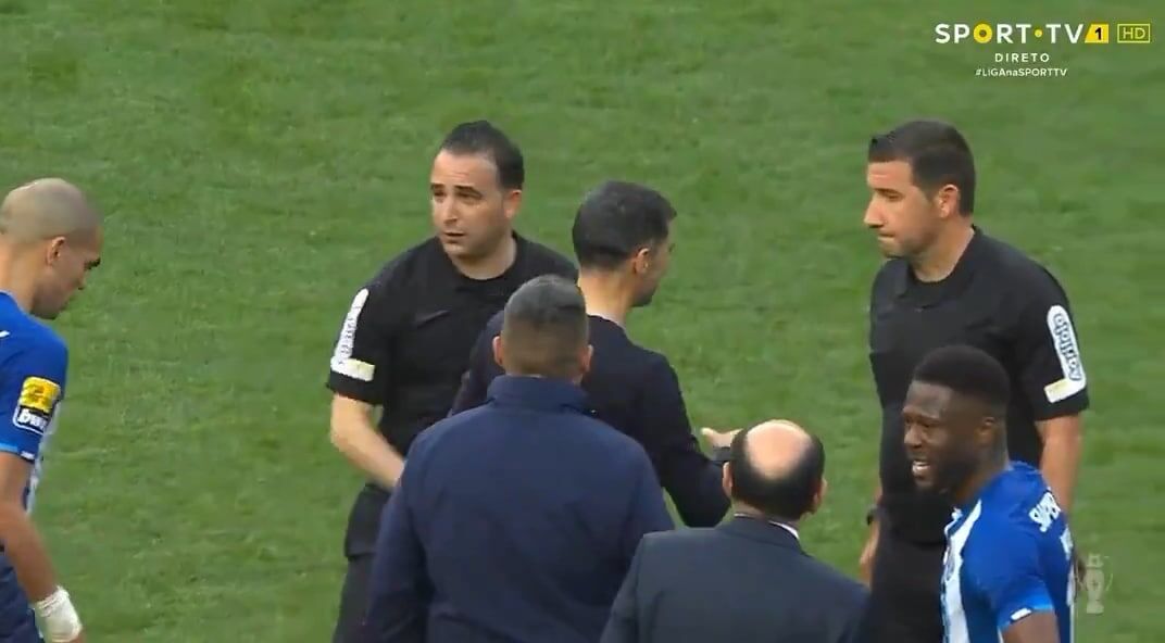 تصاویر | اقدام دور از شان سرمربی پورتو بعد از شکست در بازی جنجالی/ سر کار گذاشتن داور بازی با حرکت تمسخرآمیز