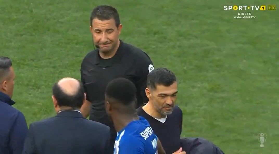 تصاویر | اقدام دور از شان سرمربی پورتو بعد از شکست در بازی جنجالی/ سر کار گذاشتن داور بازی با حرکت تمسخرآمیز