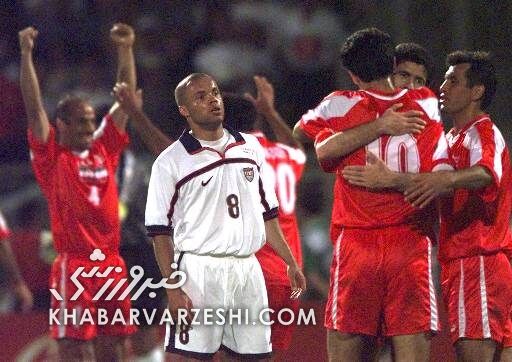 تصویری از لحظه تاریخی دیدار تیم های ایران و آمریکا در جام جهانی