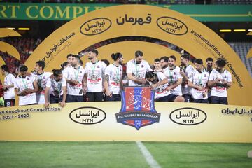عکس| مورد کم‌نظیر در فوتبال ایران؛ عمو و برادرزاده باهم به جام رسیدند