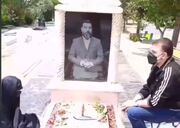 ویدیو| ننه علی و پسرش بر سر مزار زنده یاد علی انصاریان