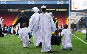 عکس| اتفاق تاریخی در فوتبال انگلیس/ اقامه نماز عید فطر در ورزشگاه