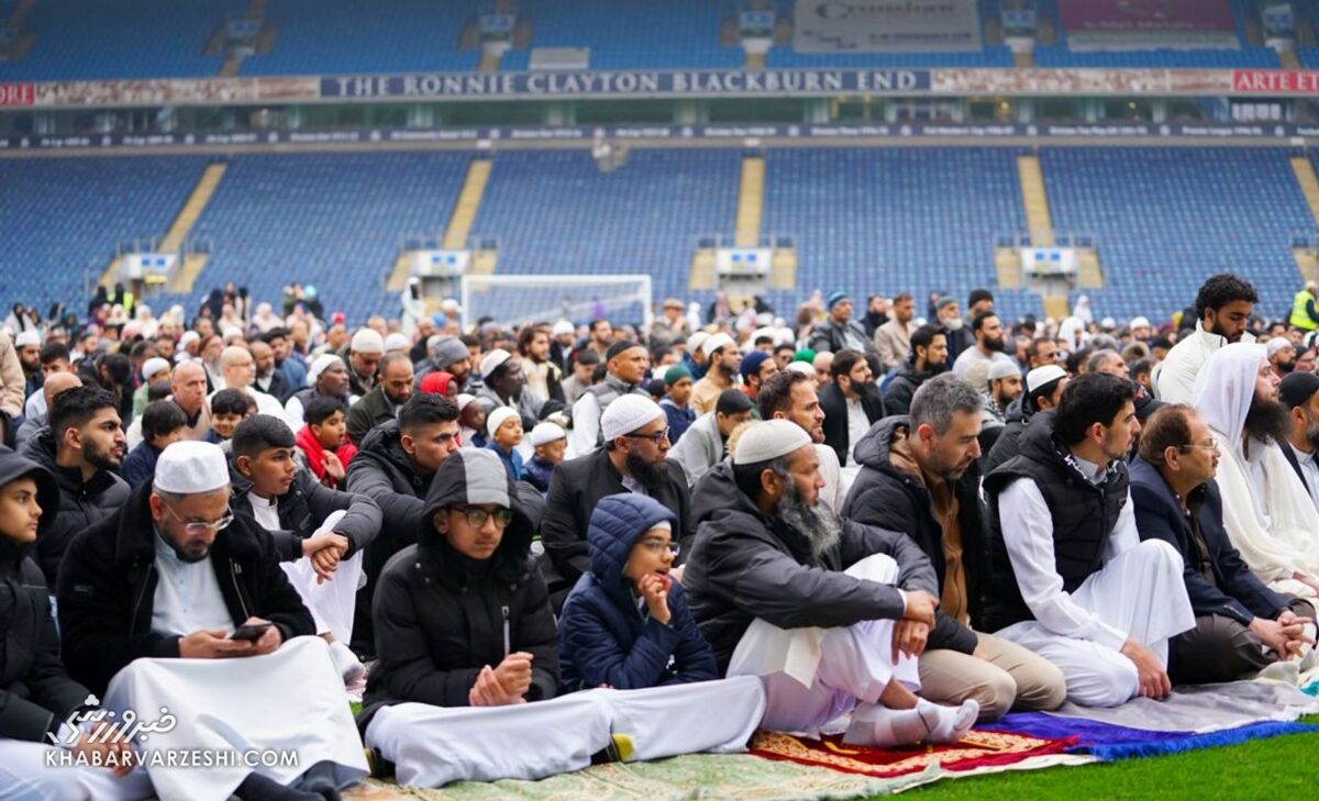 عکس| اتفاق تاریخی در فوتبال انگلیس/ اقامه نماز عید فطر در ورزشگاه باشگاه بلکبرن