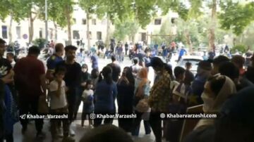ویدیو| هواداران استقلال پشت درب‌های هتل عباسی