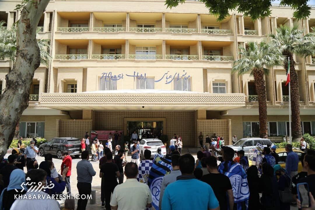 ببینید| خروج مخفیانه استقلالی ها از هتل عباسی