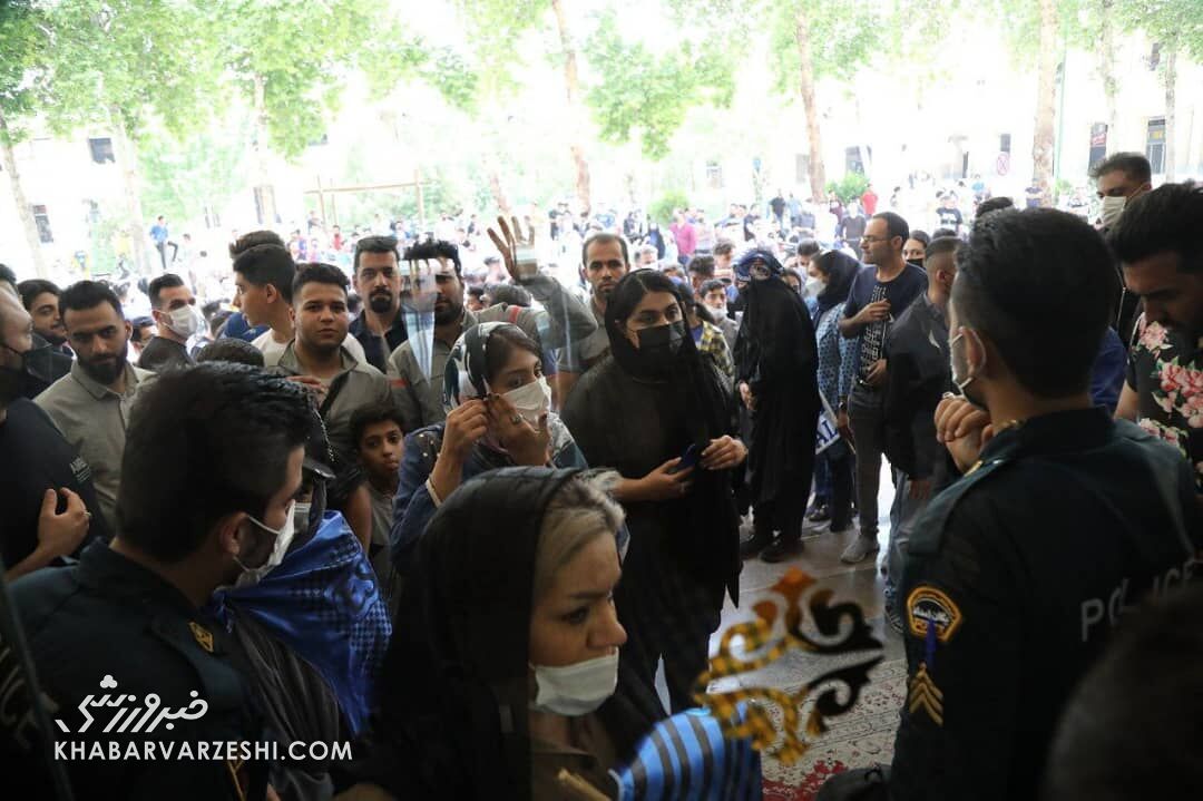 عکس| هجوم هواداران استقلال به پشت لابی هتل عباسی
