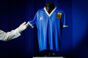 داستان شگفت‌انگیز پیراهن ۷ میلیون پوندی «دست خدا» دیگو مارادونا/ وقتی یک «شوخی» گران‌ترین پیراهن فوتبال شد!