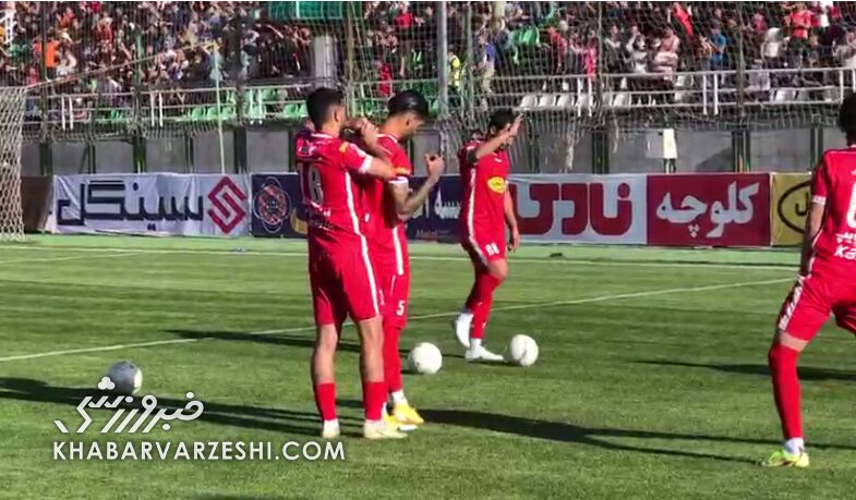 ببینید| مشکل یقه پیراهن بازیکن پرسپولیس در بازی با ذوب‌آهن