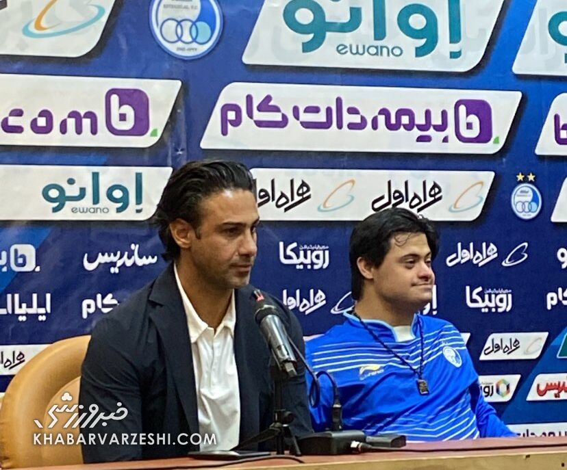 عکس| اقدام جالب مجیدی در حضور خبرنگاران/ نشست خبری یک میمهان ویژه داشت