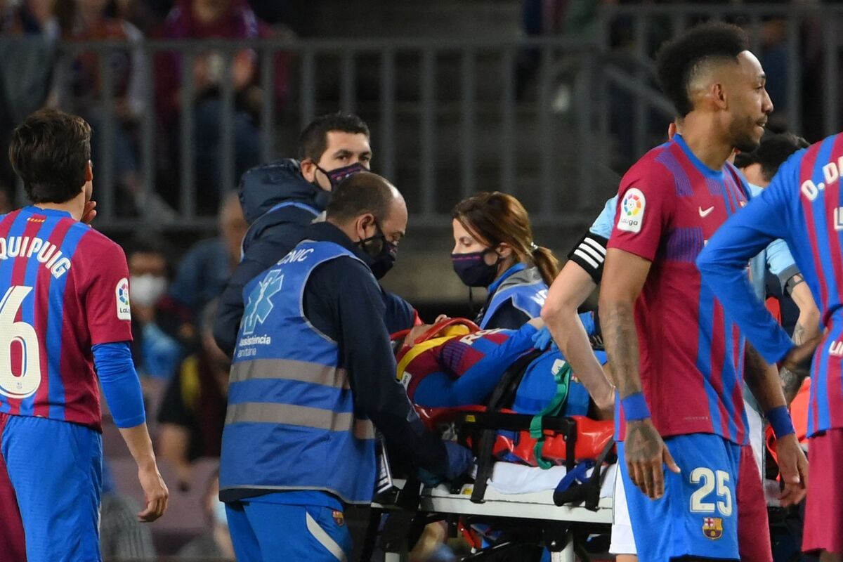 ببینید| برخورد وحشتناک آرائوخو با گاوی و انتقال بازیکن بارسا به بیمارستان