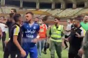 ویدیو| درگیری بازیکنان فولاد و استقلال بعد از سوت پایان بازی