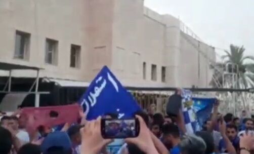 ویدئو |  هواداران در مقابل هتل استقلال تجمع کرده و شعار قهرمانی را سر می دهند
