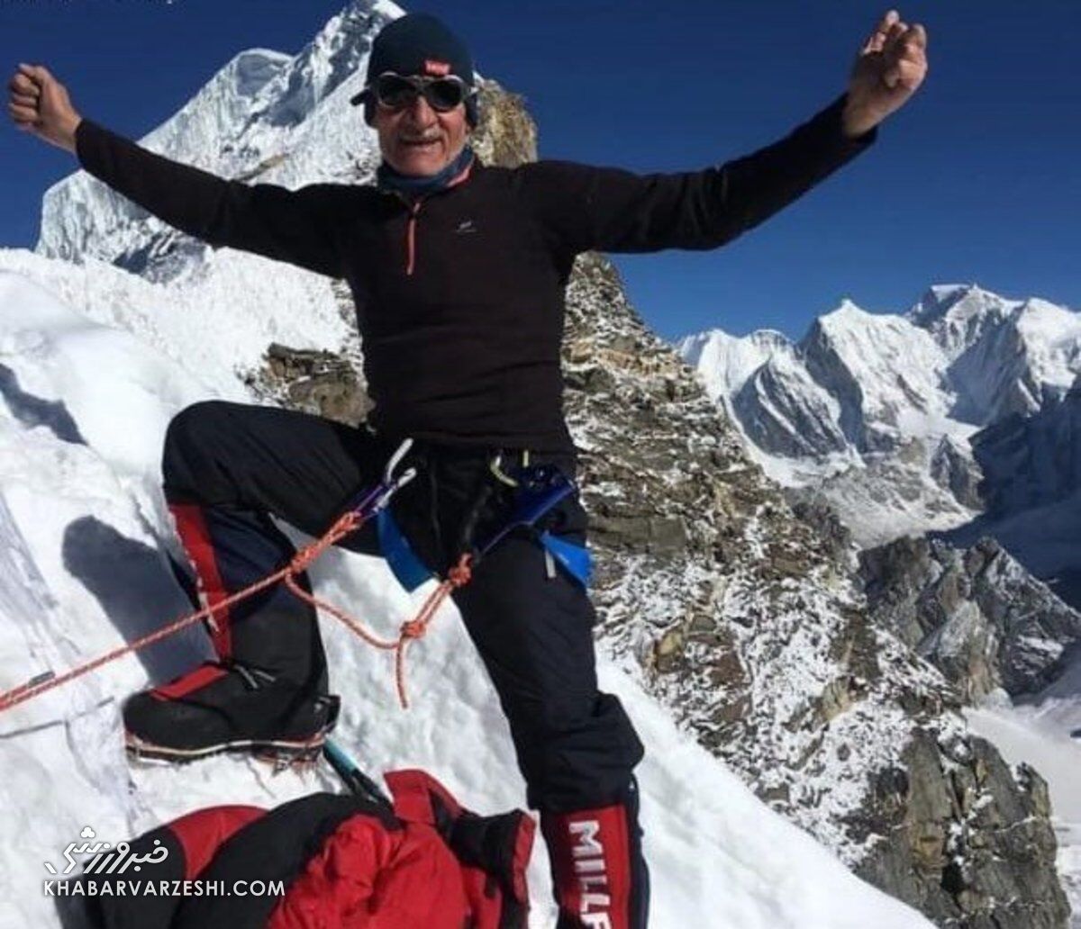 تصویری از فتح قله اورست توسط یک کوهنورد ایرانی ۶۳ ساله