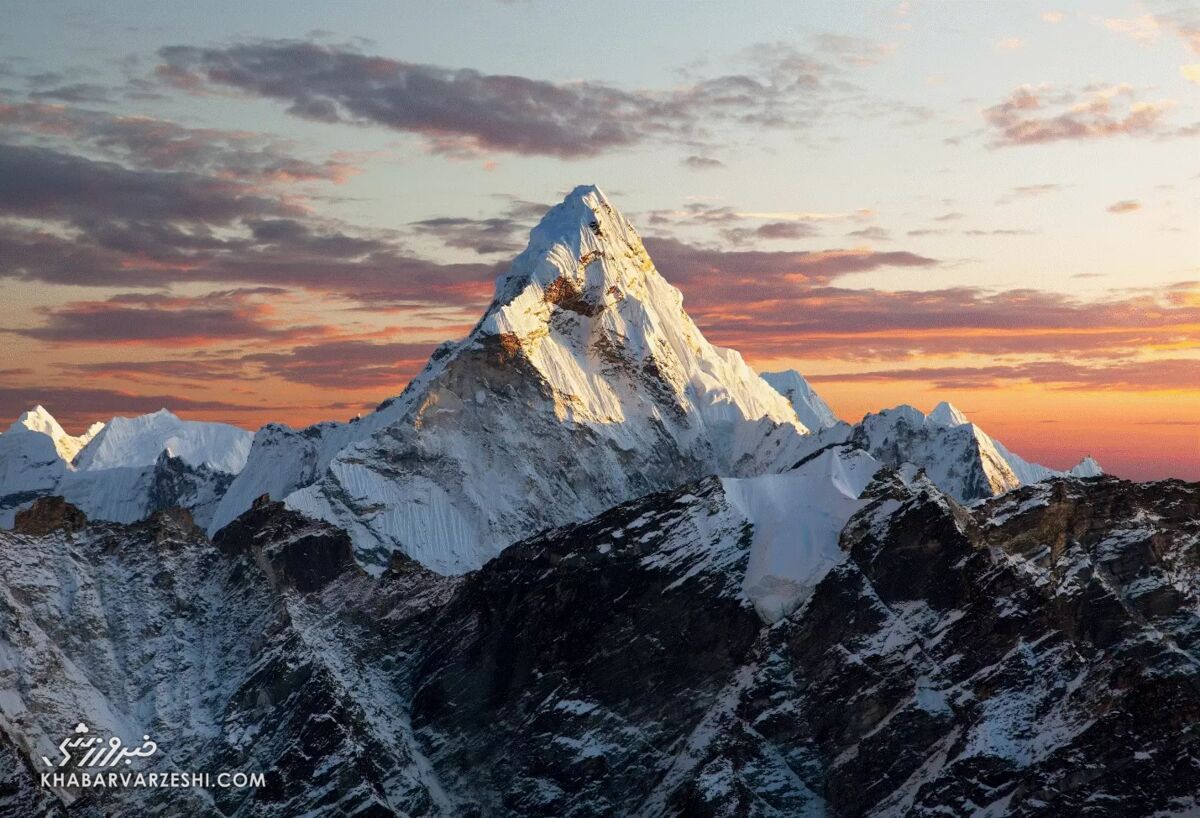 تصویری از فتح قله اورست توسط مسن‌ترین کوهنورد ایرانی