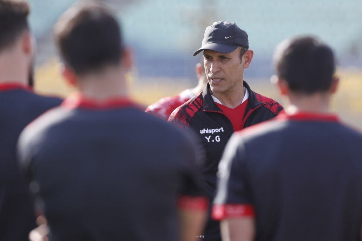 عکس | درویش تکلیف یحیی و پرسپولیس را روشن کرد/ صحبت های مهم سرمربی سرخ ها با بازیکنان در تمرین