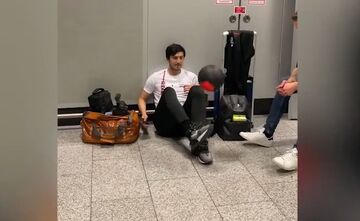 ویدیو| روپایی زدن سردار آزمون در فرودگاه