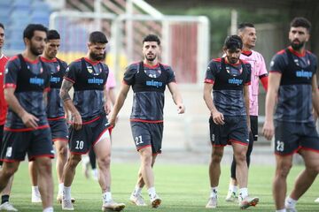 بازیکن مورد علاقه گل‌محمدی قطعاً از پرسپولیس جدا می‌شود/ تابستان شلوغ و پرماجرا در انتظار قرمزها