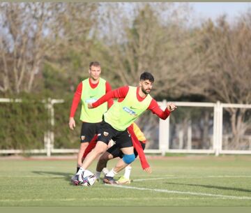علی کریمی سرانجام به فوتبال برگشت!