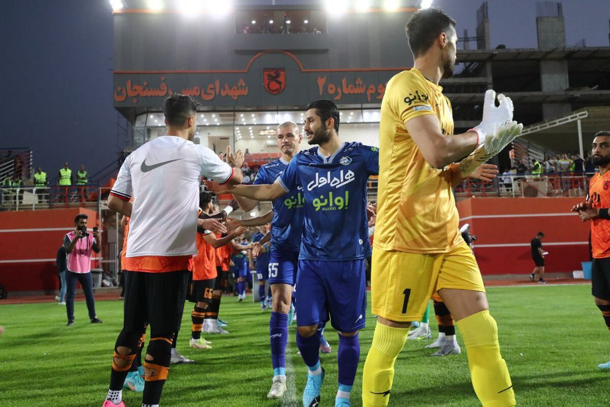 عکس | حرکت عجیب بازیکن مس برای به هم زدن تونل افتخار/ حرف هایی که باعث ناراحتی کاپیتان آبی ها شد! 