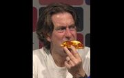 ویدیو| پیتزا خوردن سرمربی بازیکن ایرانی در نشست خبری!