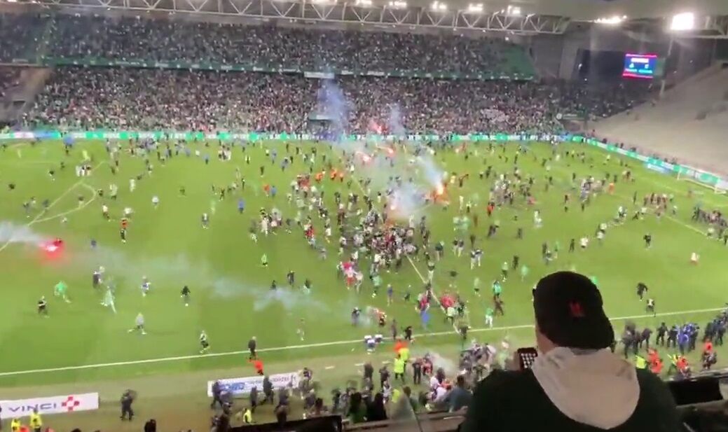 ویدیو| حمله ور شدن هواداران به بازیکنان خودی در لیگ فرانسه
