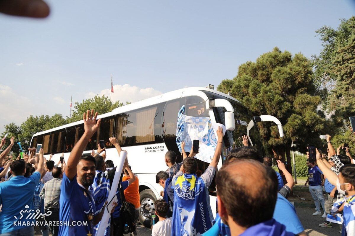 عکس اختصاصی از فرودگاه رشت/ دختران و پسران استقلالی منتظر آبی‌ها بودند