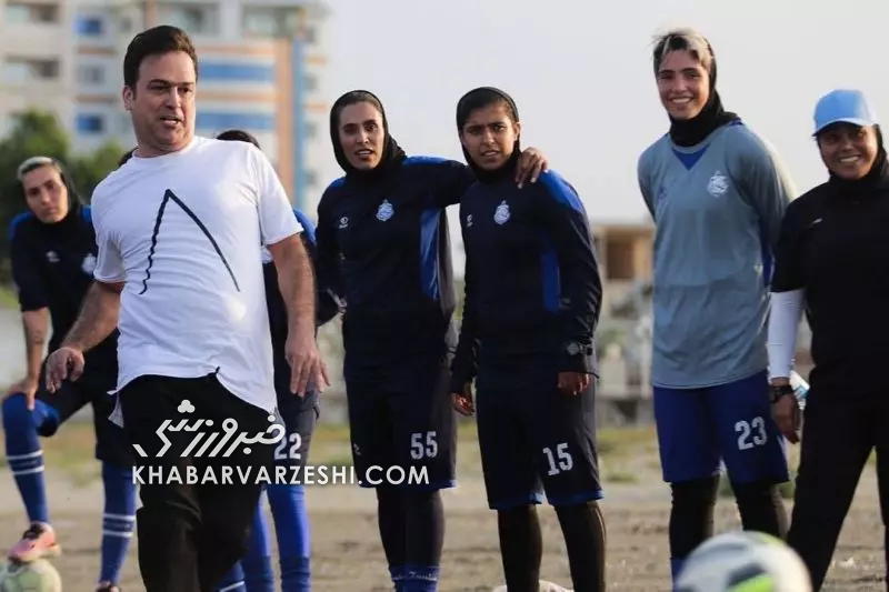 تصاویری از حضور کمدین محبوب در تمرین تیم زنان ملوان