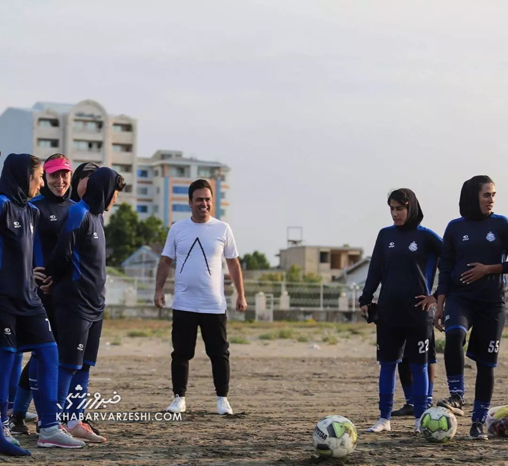تصاویری از حضور کمدین محبوب در تمرین تیم زنان ملوان